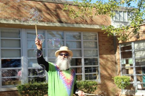 Mr. Wiz’ Wands demonstrates how his handmade bubble makers work during the 2017 Cherrywood Art Fair at Maplewood Elementary School on Saturday, Dec. 9. Mr. Wiz and his wife dedicate themselves to spreading joy through their work. “We are absolutely thrilled to participate in the fair! The Little Big Artist program is truly amazing,” Mrs. Wiz said. “Maybe next year we’ll get to mentor.” Photo by Sophia Shampton.
