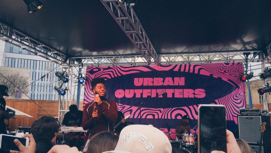 R&B artist and El Paso native Khalid plays the Urban Outfitters stage during an unofficial SXSW show in 2017. The concert, like many outside of the official SXSW festival,  was completely free, proving again that you don’t need to be wealthy just savvy to enjoy the best of SXSW. Photo by Zoe Hocker.  