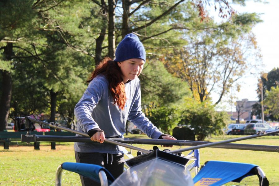 Myren begins to rig her single at the Head of the Charles regatta last October. 