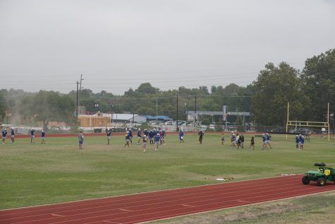 KNIGHTS BEFORE NINE. The varsity football teams practices before school and then again during the double-blocked first and fifth periods.  Only junior varsity and varsity practice on the big field, but the freshmen practice on the auxiliary field. Photo by Grace Nugent.

