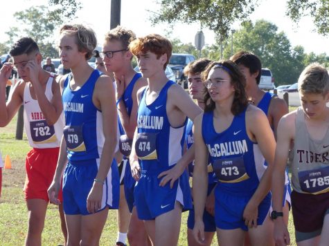 READY TO RACE: Sophomore Chris Riley (center) lines up with seniors Ian Clennan, Wyeth Purkiss, Josh Betton, Cash Robinson and junior Bodhi Tripathi to compete in the 25-5A District Championship in Lockhart. Riley finished ninth to qualifying for regionals on Oct. 28. Photo by Thomas Melina Raab. 