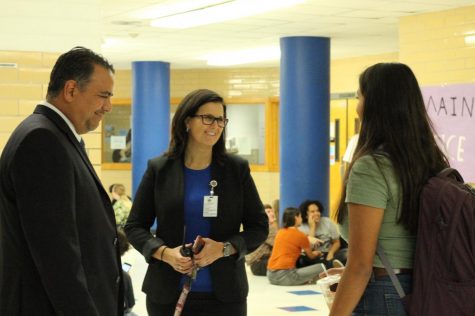 Senior Aranza Sanchez talks with principal Brandi Hosack and assistant principal Gabriel Reyes on the first day of school. Photo by Anna McClellan.
