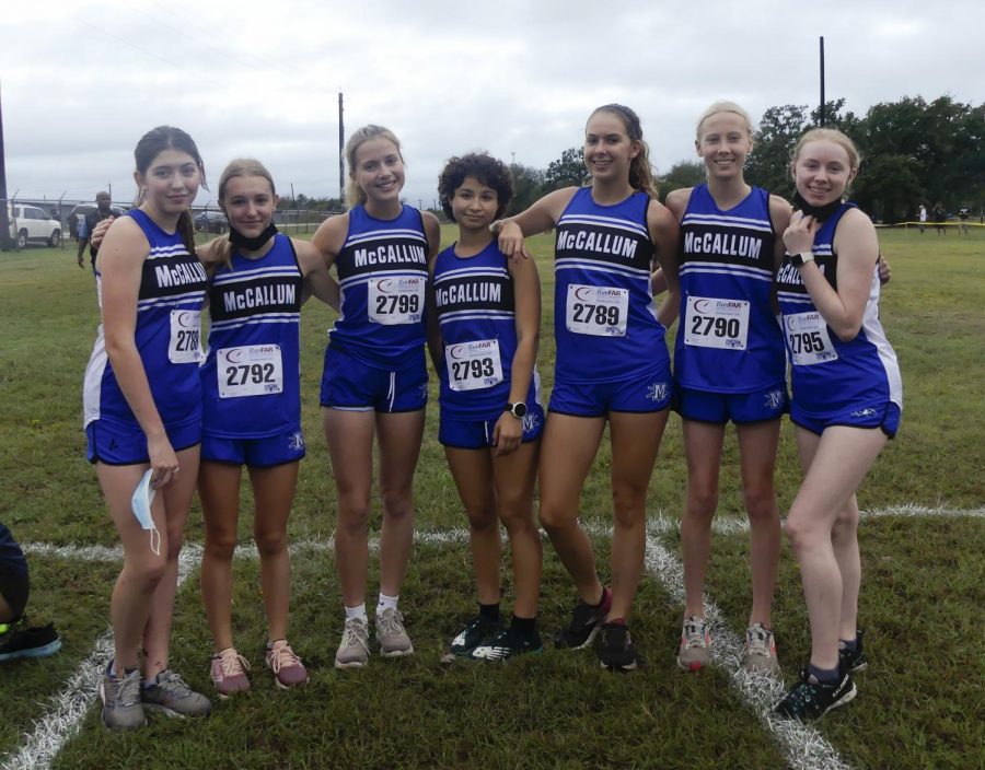 The girls cross-country team qualified for regionals with a breakthrough race at district, putting four runners in the top 20 en route to a third-place finish. Lillian Gray qualified for regionals individually with a seventh-place finish. 