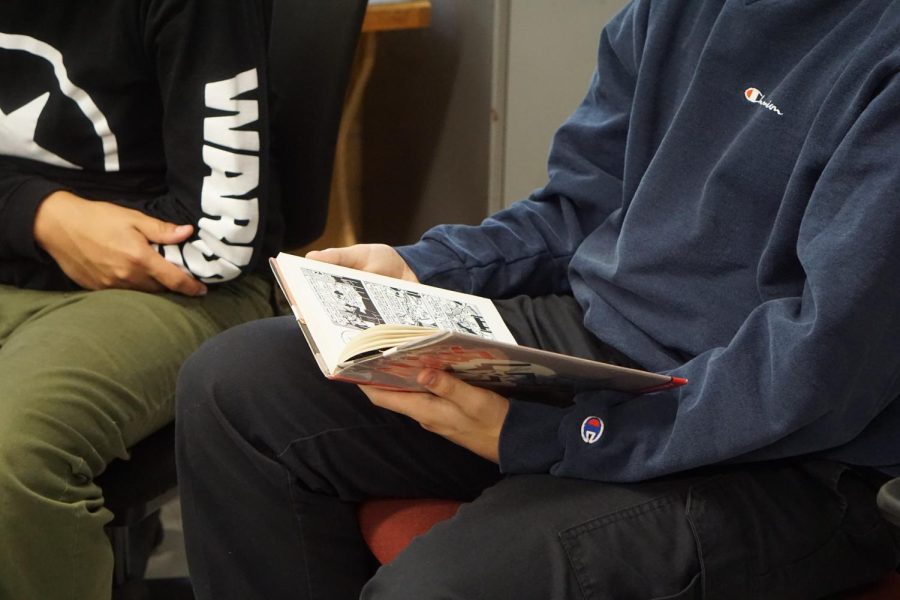 A student in Winters FIT class reads his copy of Maus.