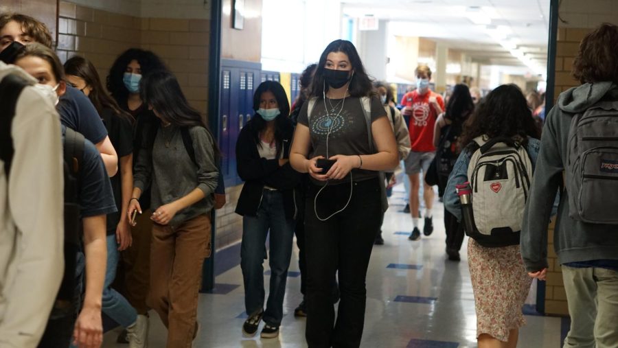 McCallum students walk the halls on the last day of the mask mandate, March 3. 
Starting March 7, the AISD mask mandate, which has been in place since Aug. 11, 2021, is being rescinded due to the district's decision to follow the CDC's recommendation for optional masking.
