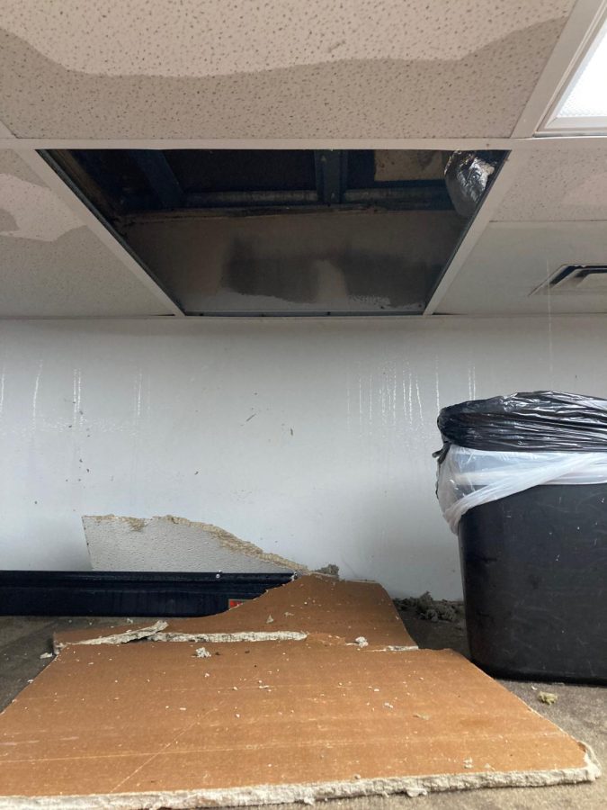 A ceiling panel in the auxiliary band hall falls through after getting soaked during the heavy rainstorm. In the corner, a trash can catches water falling from a leak in the ceiling. While this incident was in an entirely separate building than Carroll, the water still infiltrated the school, showing the extent of the ceiling and roof issues. 