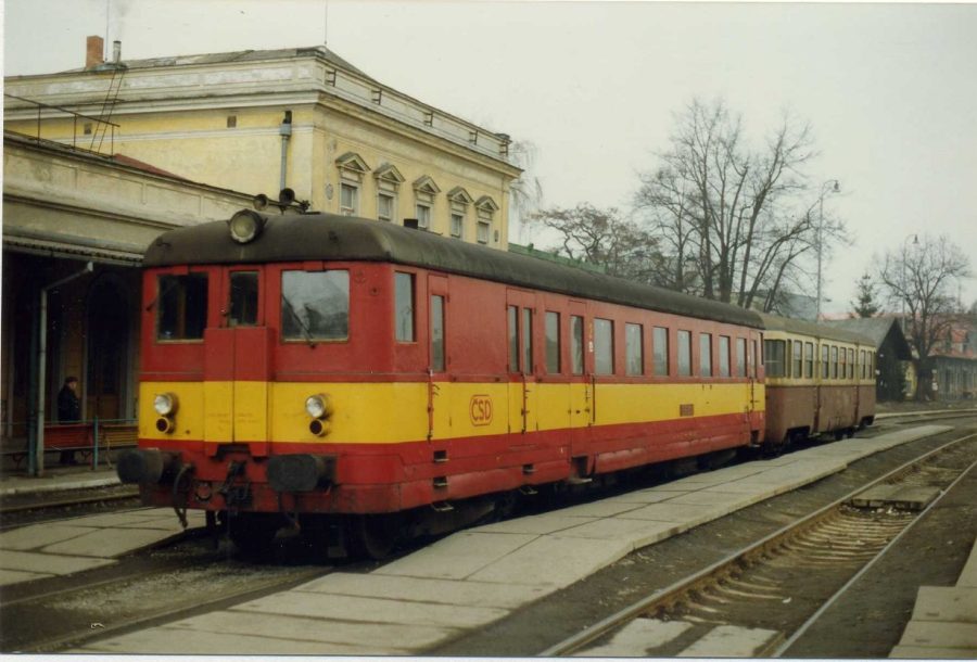 Departure to Hanusovice from a wonderful old Austro-Hungarian station. Known during Austrian and Ostsudetenland times as Maehrisch Schoenberg. Apparently these class 831 railcars dating from the very late 1950s are still found on the same service 17 years later, albeit in a different livery. Credit to Sludge G on Flickr.