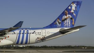 Aerolineas Argentinas proudly displayed the heroes of the Argentina National Football Team on the outside of its A330-202 LV-FVH aircraft last October. The Copas Americanos champion, Argentina is among the favorites to lift the cup trophy in Qatar in what is likely Lionel Messis last World Cup appearance. Image accesses on the Mark Bess Flick account. Reposted here with permission under a creative commons license.