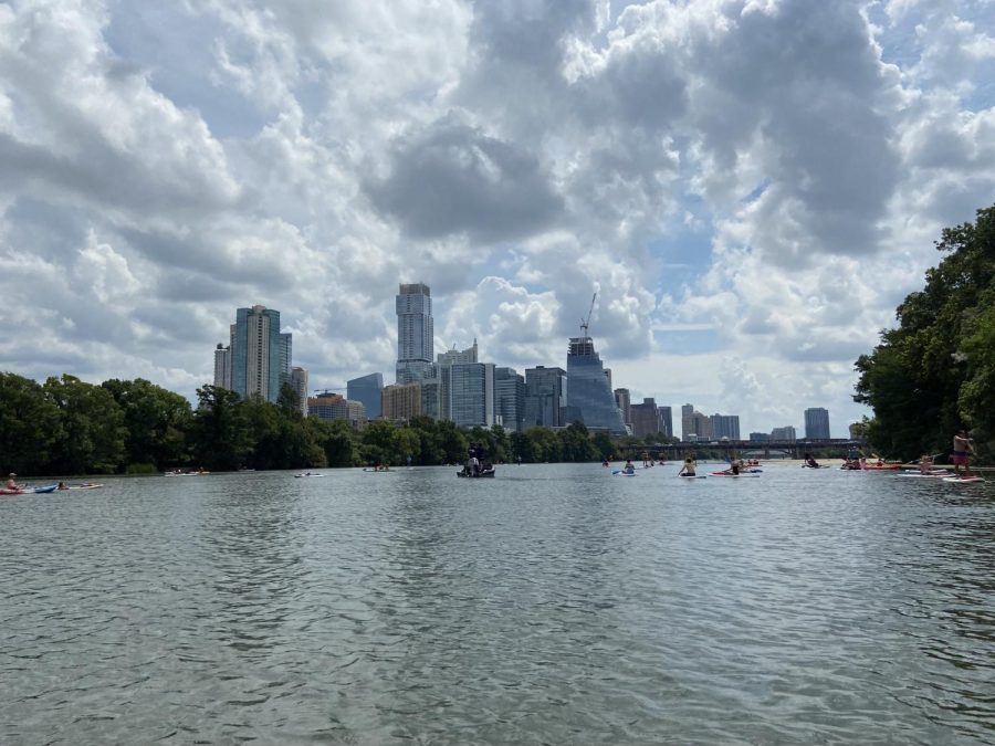 Austin es una ciudad única con muchas actividades para hacer. Ya sea nadando o yendo a un museo de arte, hay muchas opciones para la próxima vez que te aburras en tu casa o quieras explorar, como Lake Austin. 