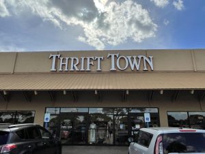 Numero Cuatro — Thrift Town: 

Thrift Town, localizado en 5700 Manchaca Rd, tiene una tienda en Austin pero varios en los Estado Unidos. Es más conocido por su servicio de cliente, precios asequibles, y percheros organizados por color. Tienen descuentos dependiendo del color de las etiquetas, días festivos, y la estación. Ahora están ofreciendo 60% descuento en etiquetas moradas y el 21 de Octubre, van a ofrecer 50% descuento en toda su ropa.  Catalina Flores, estudiante de cuarto año, aprecia la organización de thrift town, “Es muy espacioso y no está lleno, y también los vestidores están abiertos, entonces me gusta porque puedo probarme la ropa.”