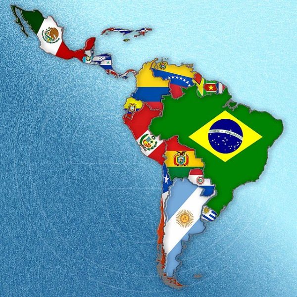 Este mapa de banderas de América Latina que representa a cada nación por su bandera revela la diversidad de culturas presentes en la región. Ilustración de Presjuri. Consultado en Wikimedia Commons. Publicado nuevamente aquí bajo una licencia creative commons.
