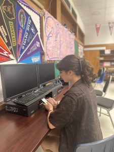 Chamila Muñoz de Grado 12, en su telefono en la clase de Ms. Nix.
