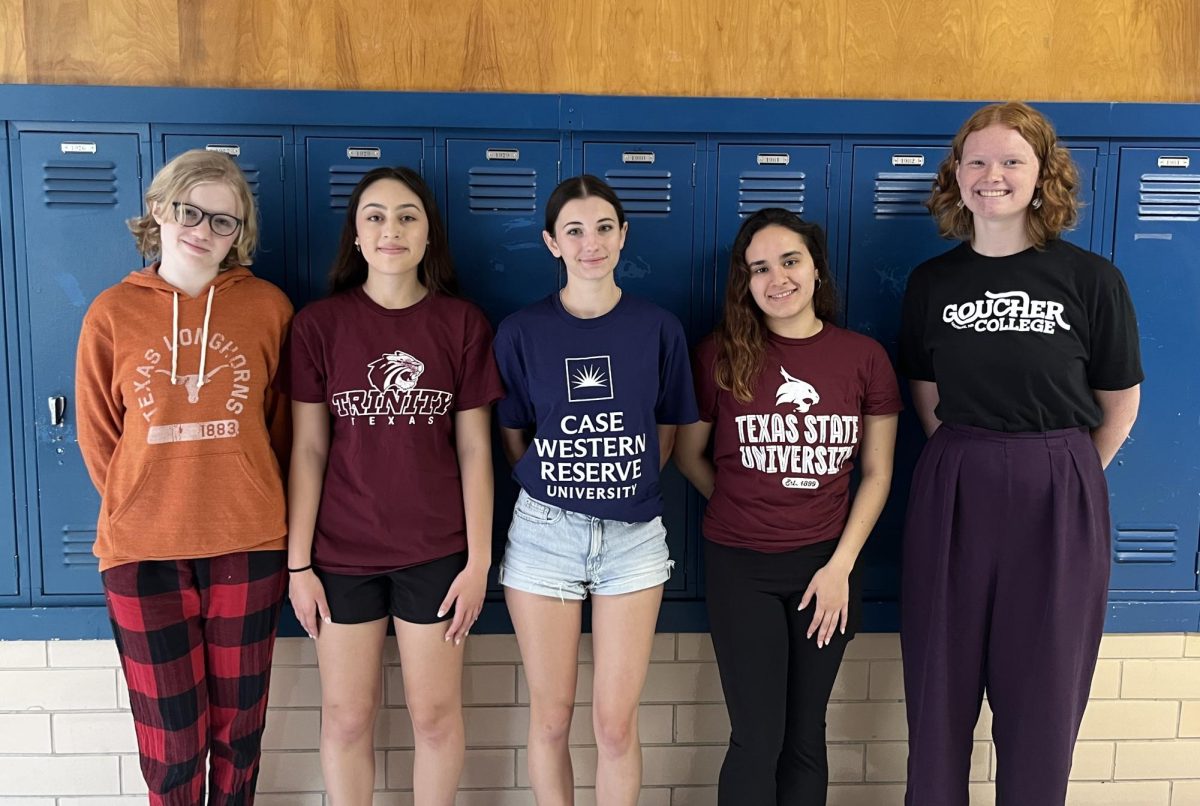Las estudiantes del último año de El Escudo, Ava Deviney, Ana Mejía, Sadie Roselle, Azul Cepero Cortes y Maggie Coulbourn, visten camisetas que muestran sus futuros destinos universitarios.