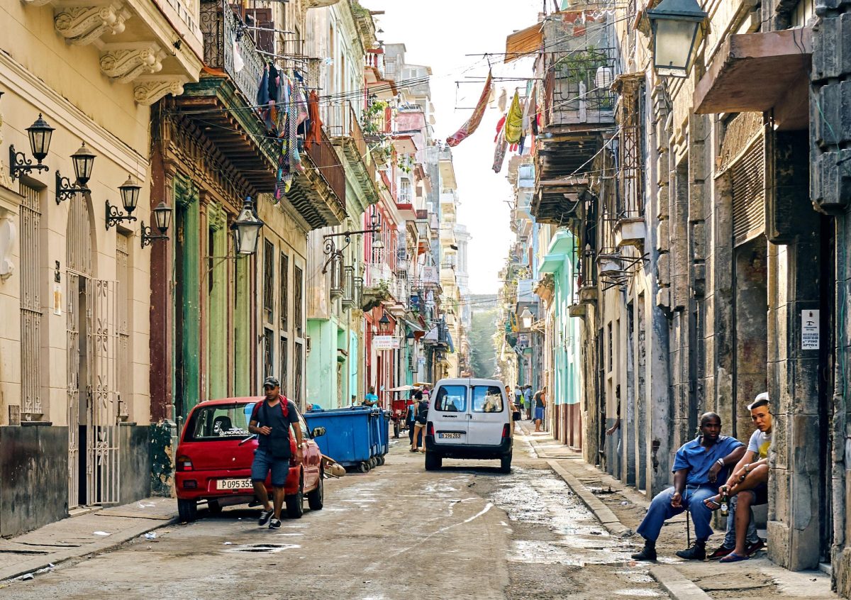 Una calle en Habana, Cuba. Licencia obtenida por Creative Commons en Flickr.