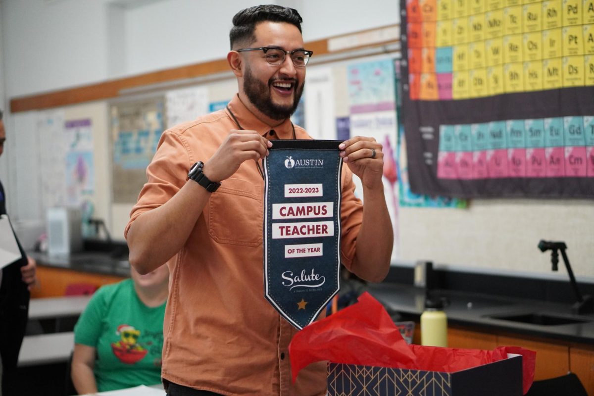 Adame recibiendo un premio al profesor del año del campus